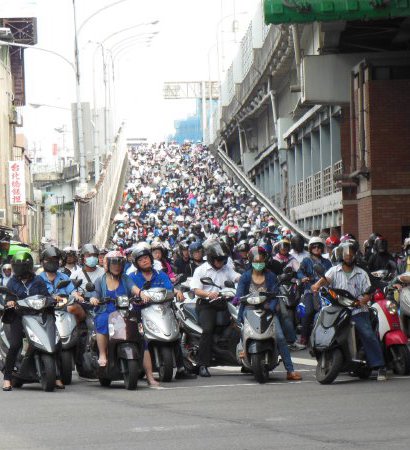 信号を待つライダーで溢れかえる光景